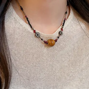 Ethno-Halskette mit Acryl-Keramikperlen und großem runden Anhänger im Vintage-Stil