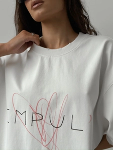Gros plan d'un t-shirt en coton blanc avec inscription noire et graphisme rouge