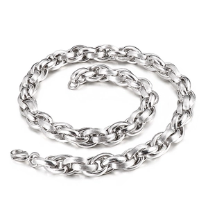 Vue détaillée du collier en acier inoxydable argenté avec fermoir mousqueton robuste
