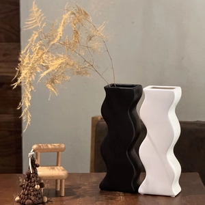Vasi moderni in ceramica ondulata neri e bianchi con finitura opaca per la decorazione