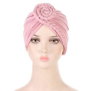 Elegante turbante da donna in maglia rosa con decorazione a fiore di rosa intrecciata