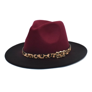 Dettaglio del cappello in lana bicolore bordeaux con fascia leopardata e fibbia d'oro