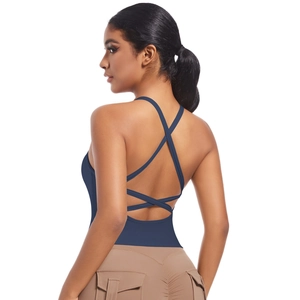 Vue détaillée du soutien-gorge de sport bleu marine avec des bretelles croisées au dos