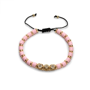 Handgewebtes Armband mit rosa Fimo-Perlen und goldfarbenen Micro-Pave Zirkonia-Anhängern