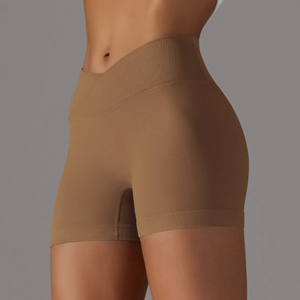 Dettaglio del design a vita incrociata e della trama a coste sugli shorts da yoga