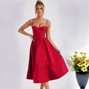 Détails d'une robe mi-longue en satin rouge avec un bustier ajusté et de fines bretelles