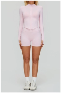 Détail de l'ensemble de yoga sans couture rose avec texture côtelée et passe-pouce