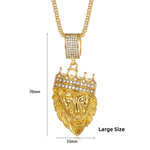 Gros plan du grand pendentif tête de lion plaqué or avec dimensions 70mm et 33mm