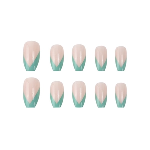 Faux ongles courts ballerine roses avec motif en V vert menthe style manucure française