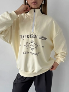 Κρεμ oversized φούτερ με μισό φερμουάρ και vintage μαύρα γράμματα και ριμπ μανσέτες