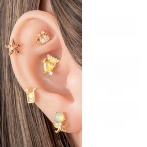 Gros plan détaillé de boucles d'oreilles dorées sur le thème marin avec étoile de mer