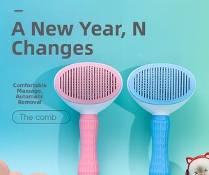 Vue détaillée des brosses de toilettage roses et bleues avec poignées antidérapantes