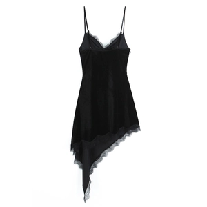 Abito a sottoveste in velluto nero da donna con finiture in pizzo e orlo asimmetrico