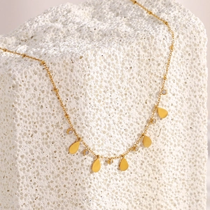 Détail du collier plaqué or 18K avec zircons en goutte d'eau sur pierre de corail