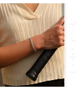 Elegante VVS1 moissanite tennisarmband om de pols met detail van een tennisracket