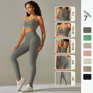 Détails d'un ensemble de yoga sans couture montrant 5 modèles et 7 couleurs au choix