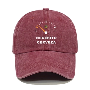 Dettaglio del cappellino bordeaux lavato retrò con la stampa divertente 'Necesito Cerveza'