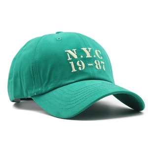 Détail de la broderie blanche N.Y.C 19-87 sur la casquette de baseball en coton vert foncé