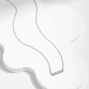 Elegante collana in argento sterling S925 con cinque pietre di moissanite tonde e brillanti