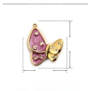 Vista dettagliata del ciondolo a farfalla viola con dimensioni 23mm x 19mm in acciaio