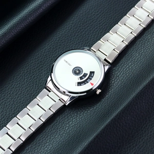 Makrodetail der ORUSS Herrenuhr mit silbernem Mesh-Band und rotierendem Zifferblatt