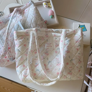 Gesteppte Baumwolltasche mit Blumenmuster, Rose und Hase in gemütlicher Umgebung