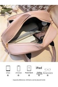 Vue intérieure du sac rose matelassé montrant la grande capacité pour iPad et mobile