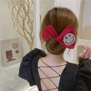Barrette à cheveux élégante en tissu rouge avec smiley strass sur chignon femme