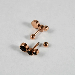 Vue détaillée du clou d'oreille or rose démonté avec zircon noir et fermoir à vis à bille