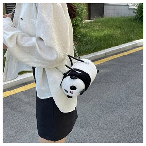 Dettaglio della borsa a tracolla panda in peluche con catena d'argento su modella