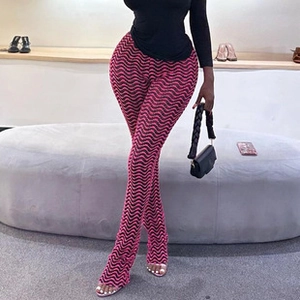 Détail de leggings taille haute avec imprimé à vagues rouge et noir et coupe ajustée