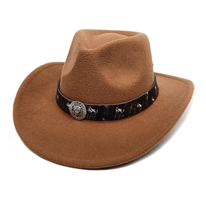 Chapeau cowboy marron en feutre de laine avec emblème lion et bandeau en cuir clouté