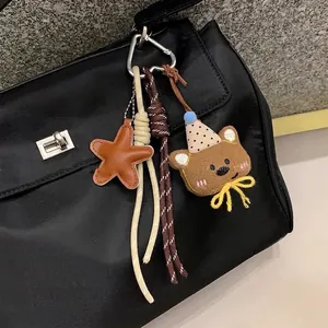Ciondolo vintage con orso e stella con corda in pelle intrecciata su borsa nera