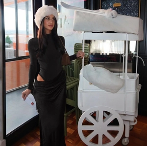 Detalle de un elegante body negro de manga larga con una falda larga de satén suave