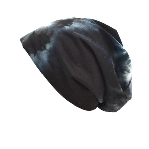 Bonnet tombant chic en tie-dye pour femmes avec motifs nuages bleu-gris sur noir