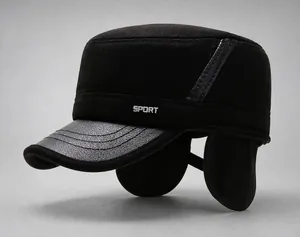 Details einer Wintermütze mit Ohrenschutz und Sport-Logo aus warmem Material