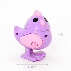 Vue détaillée de la taille d'un poussin mécanique rose et violet, 8,5 cm haut et 6,5 cm large