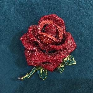 Vintage Rose Flower Brooch Alloy Rhinestone Sparkling Crystal Pin Suit Jacket Coat Decoration Women Retro Accessory
