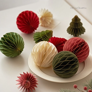 Palle di Natale a nido d'ape e ornamenti per alberi in rosso verde e beige festivo