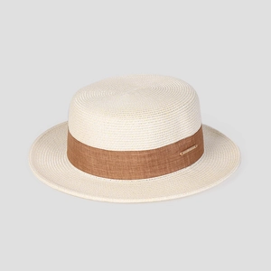 Vue détaillée du chapeau de paille blanc avec ruban marron et garniture dorée