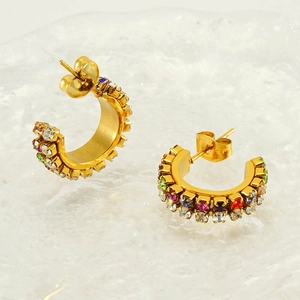 Boucles d'oreilles créoles C dorées 18K ornées de strass colorés et cristaux arc-en-ciel