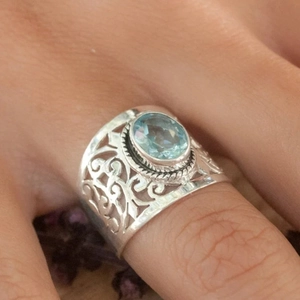 Anello largo vintage in argento con gemma blu e motivo floreale traforato da donna