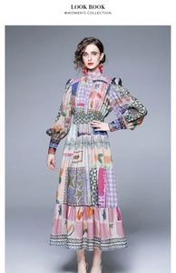 Dettaglio di un vestito lungo colorato con stampe floreali vintage e collo a lupetto