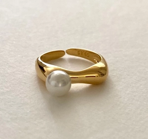 Detailed close-up of S925 sterling silver stamp on the gold-plated pearl open ring