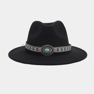 Sombrero fedora de fieltro negro con banda étnica tejida y detalle de gema turquesa