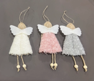 Dettaglio di tre angeli natalizi fatti a mano in peluche rosa, bianco e grigio con perle in legno
