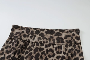 Gros plan sur la taille d'une jupe léopard aux motifs marron, noir et beige