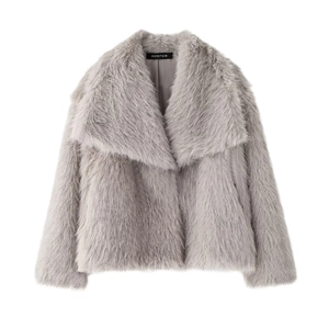 Chaqueta corta de piel sintética gris claro con solapa grande y brillo suave