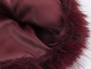 Détail de la doublure en satin bordeaux et de la fausse fourrure sur vêtement en tricot