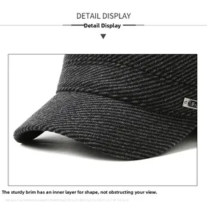 Detalle de la visera robusta y la capa moldeadora de una gorra de lana gris plana